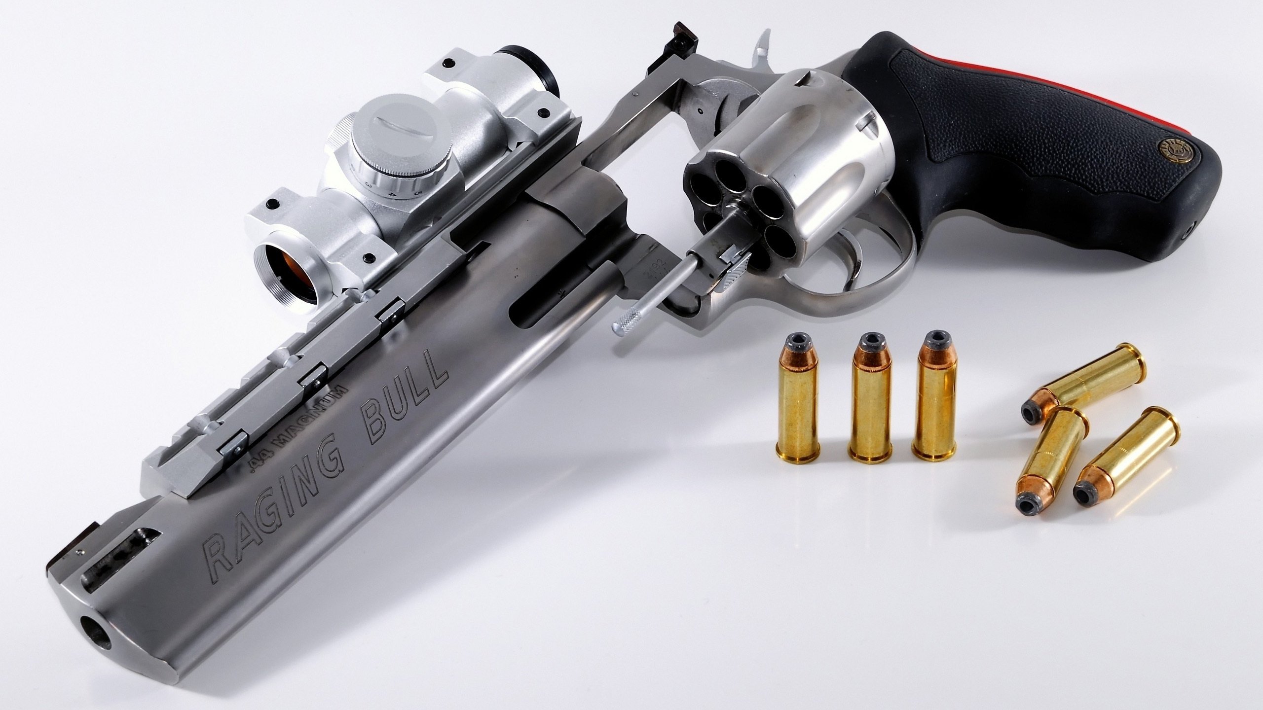 “尼古拉斯·桑特基的快速突破与精准配合，推动美洲狮队成为新一代强队”